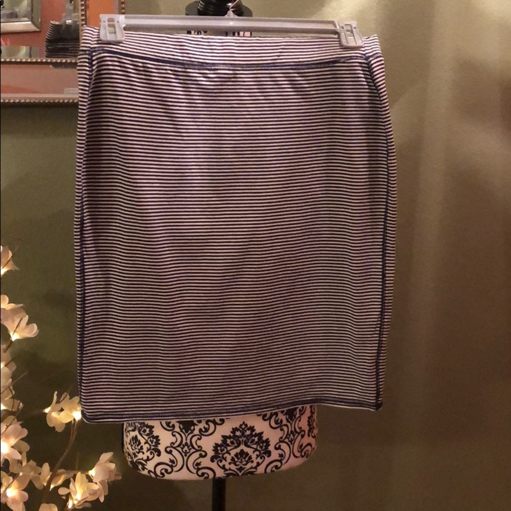 Navy stripped skirt